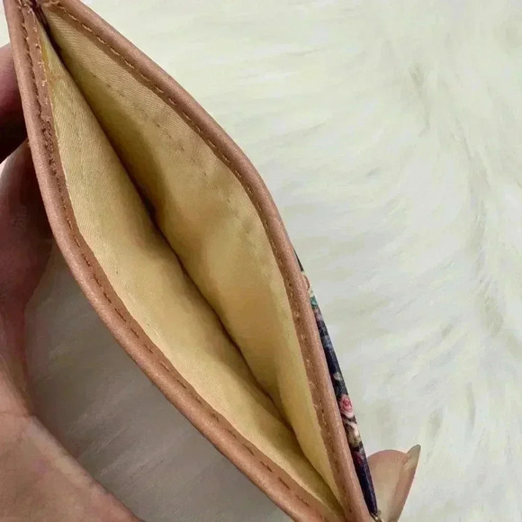 Chic Floral Card RFID-Blocking Faux Leather Wallet - Picture 3 of 6